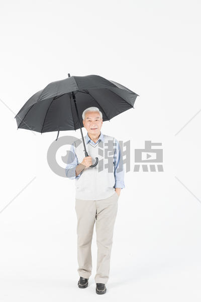 老年人撑伞图片素材免费下载