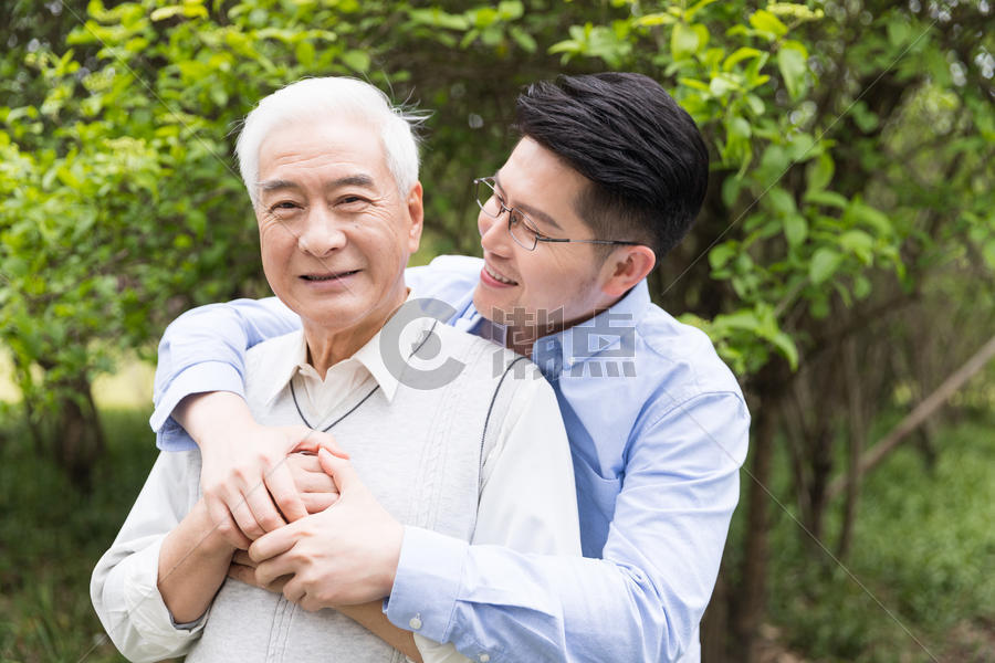 老年父子陪伴图片素材免费下载