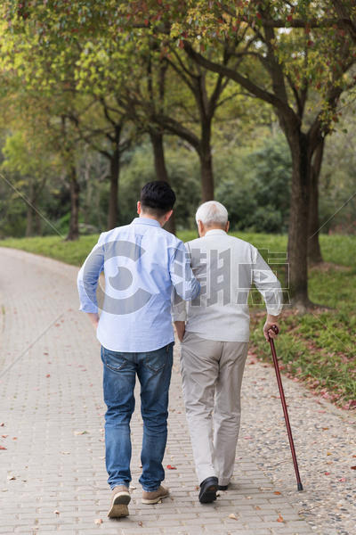 老年父子陪伴散步背影图片素材免费下载