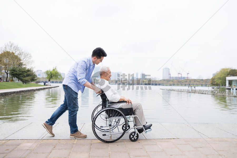 老年父子推轮椅图片素材免费下载