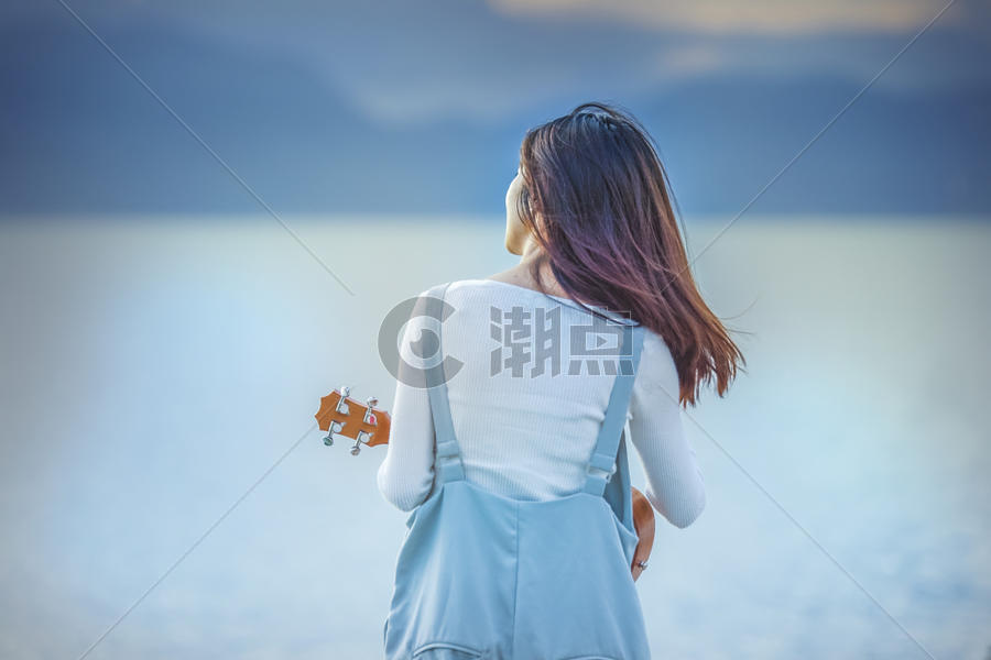 女孩休闲看海弹吉他背景图片素材免费下载