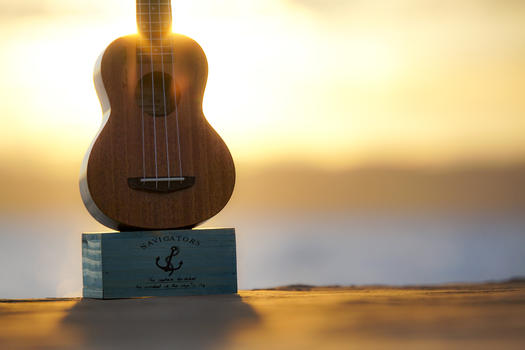 海边夕阳吉他图片素材免费下载