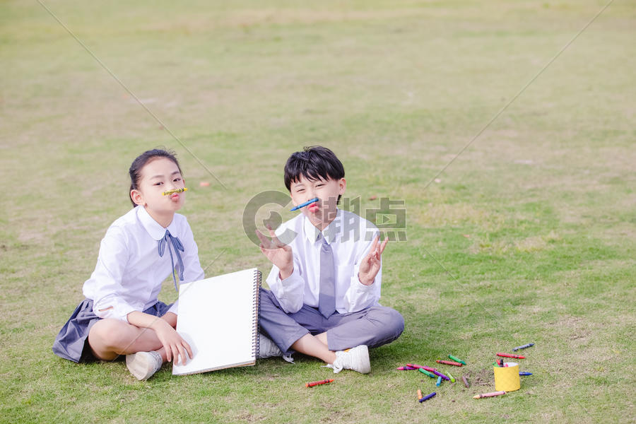 小学生操场画画展示图片素材免费下载