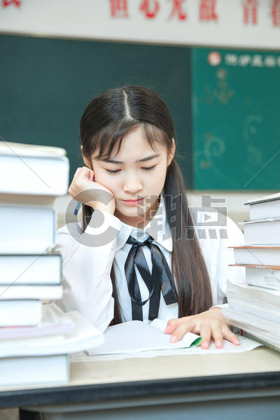 初中生教室做题烦恼摄影图4480*6720图片素材免费下载-编号980705-潮点视频