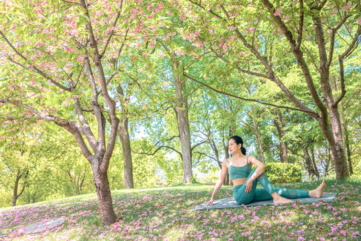 女性公园户外瑜伽图片素材免费下载