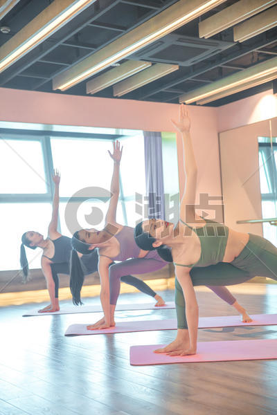 女性瑜伽锻炼图片素材免费下载