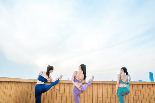 女性瑜伽锻炼压腿图片素材免费下载