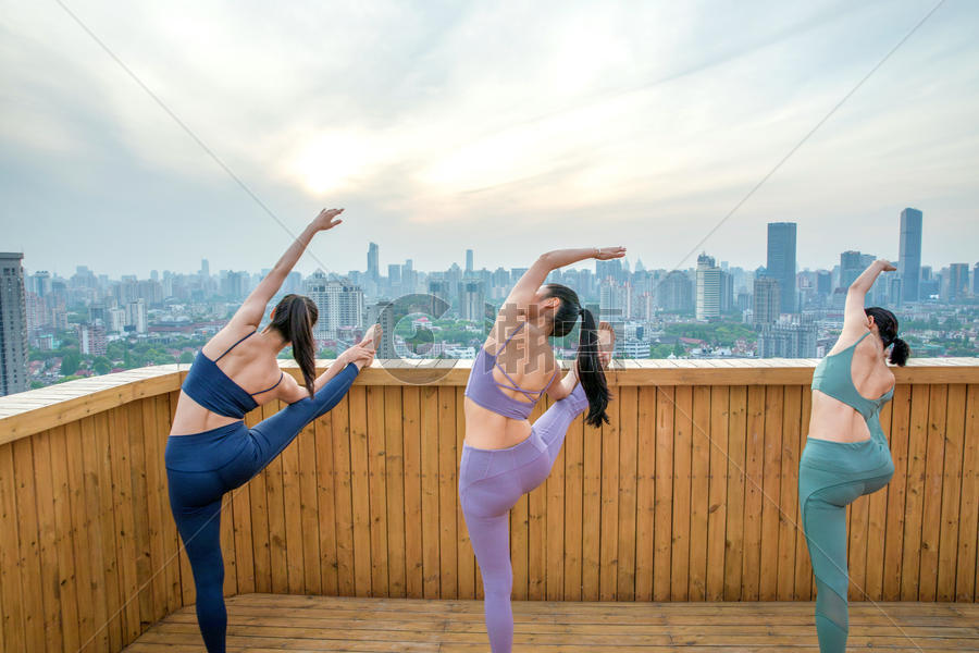 女性瑜伽锻炼压腿图片素材免费下载