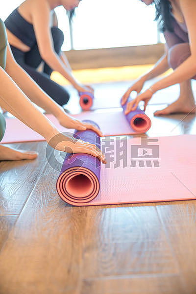 女性瑜伽锻炼整理瑜伽垫图片素材免费下载