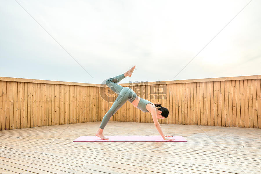 女性瑜伽健美动作图片素材免费下载