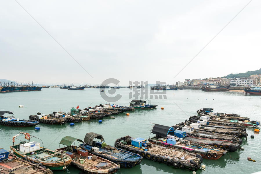 停靠码头的渔船图片素材免费下载