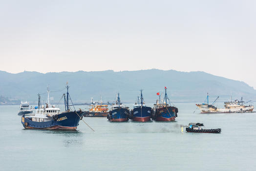 停靠码头的渔船图片素材免费下载