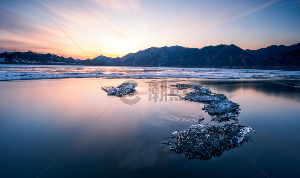 鸭绿江上的冰图片素材免费下载