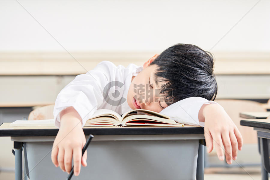 小学生在课桌上睡觉图片素材免费下载