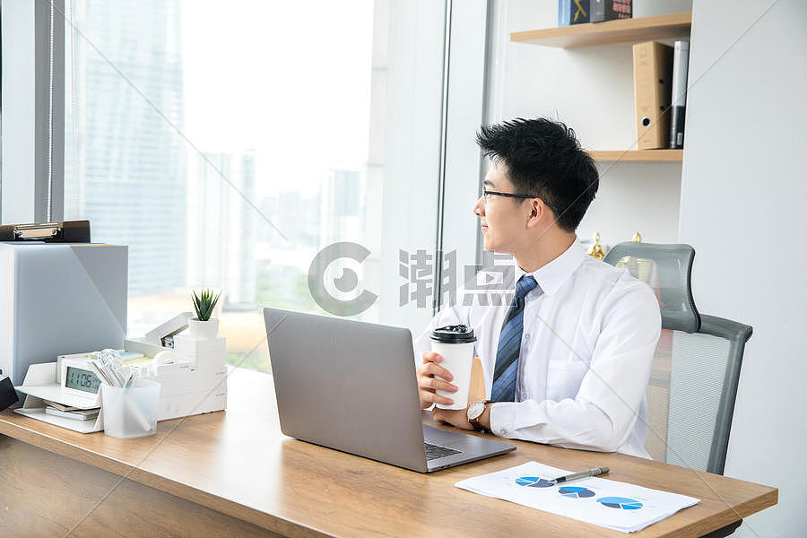 商务男性工作休闲喝咖啡图片素材免费下载