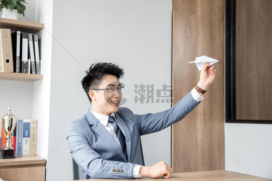 商务男性办公室玩纸飞机图片素材免费下载