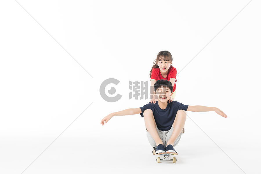 儿童运动玩滑板车图片素材免费下载