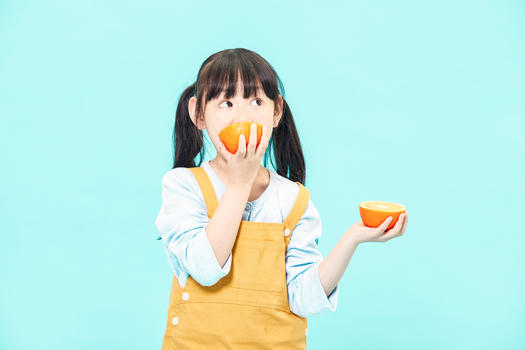 小女孩吃橙子图片素材免费下载