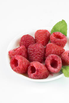白底美味红色树莓图片素材免费下载
