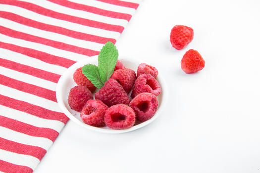 白底美味红色树莓图片素材免费下载
