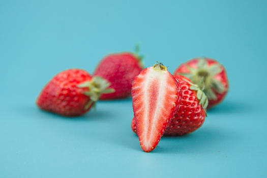 蓝底丹东牛奶草莓图片素材免费下载