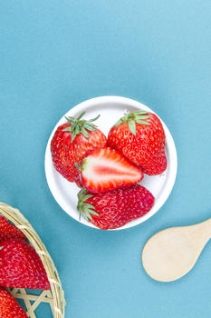 蓝底丹东牛奶草莓图片素材免费下载