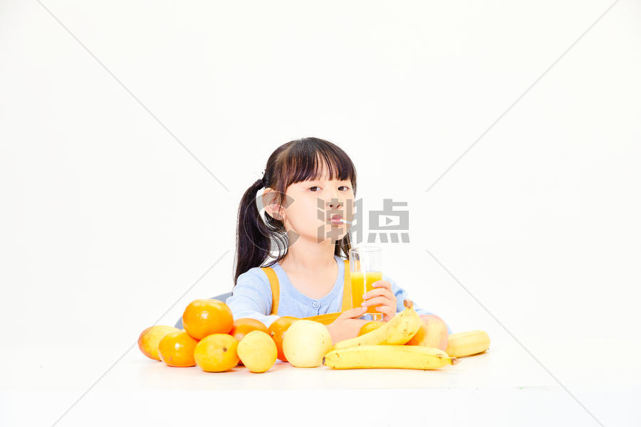 小女孩喝果汁图片素材免费下载