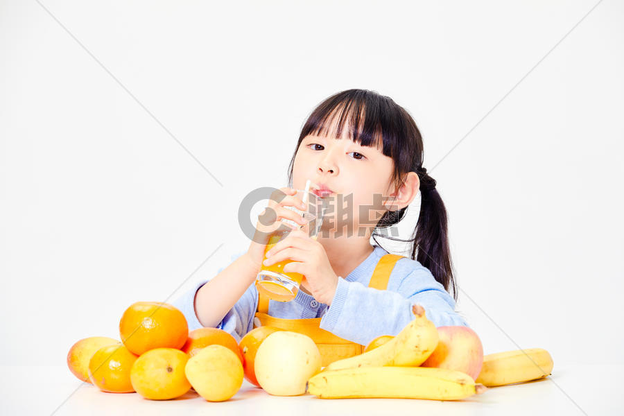 小女孩喝橙汁图片素材免费下载