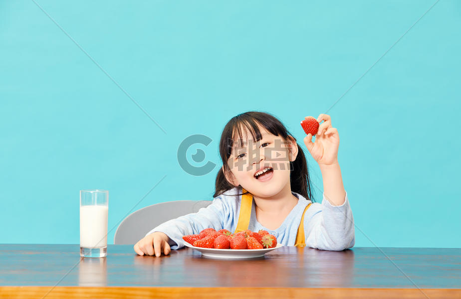 小女孩吃草莓图片素材免费下载