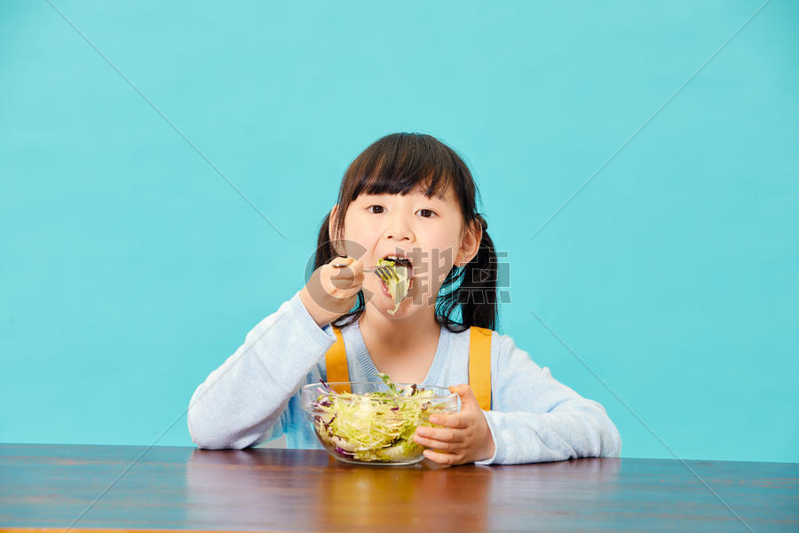 小女孩吃沙拉图片素材免费下载