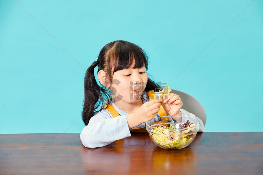 小女孩吃沙拉图片素材免费下载