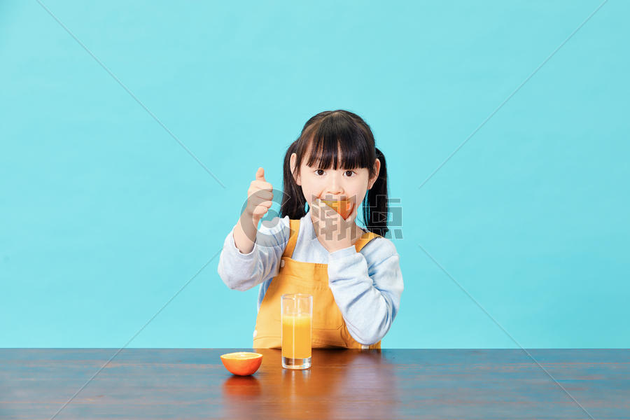 小女孩吃橙子图片素材免费下载