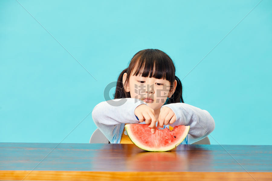小女孩吃西瓜图片素材免费下载
