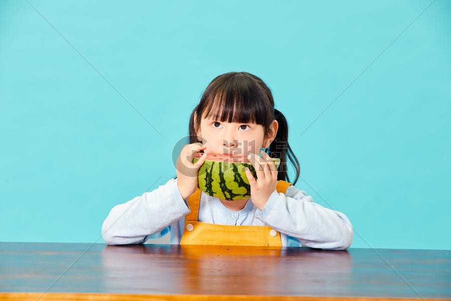 小女孩吃西瓜图片素材免费下载
