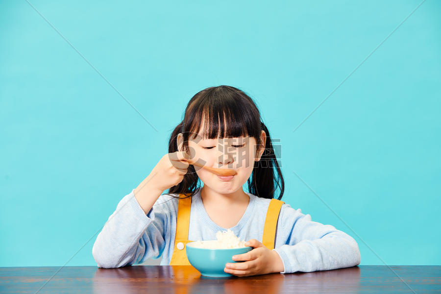 小女孩大口吃米饭图片素材免费下载