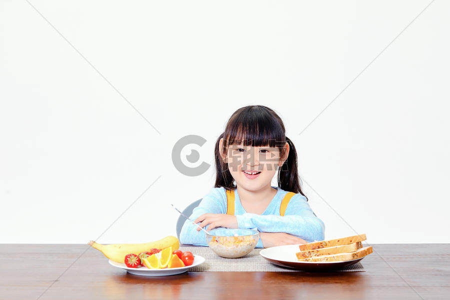 小女孩吃早餐图片素材免费下载
