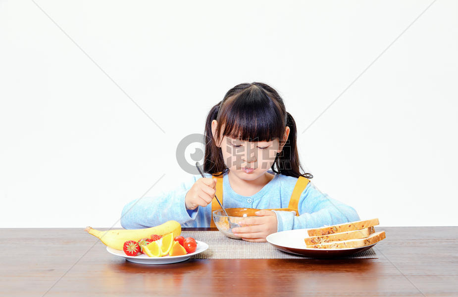 小女孩吃早餐图片素材免费下载