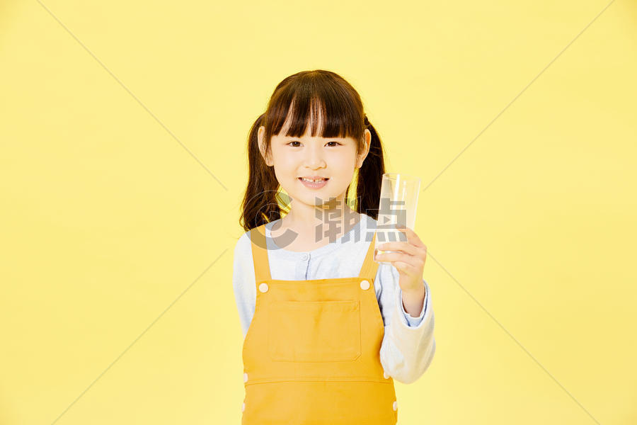 小女孩喝牛奶图片素材免费下载