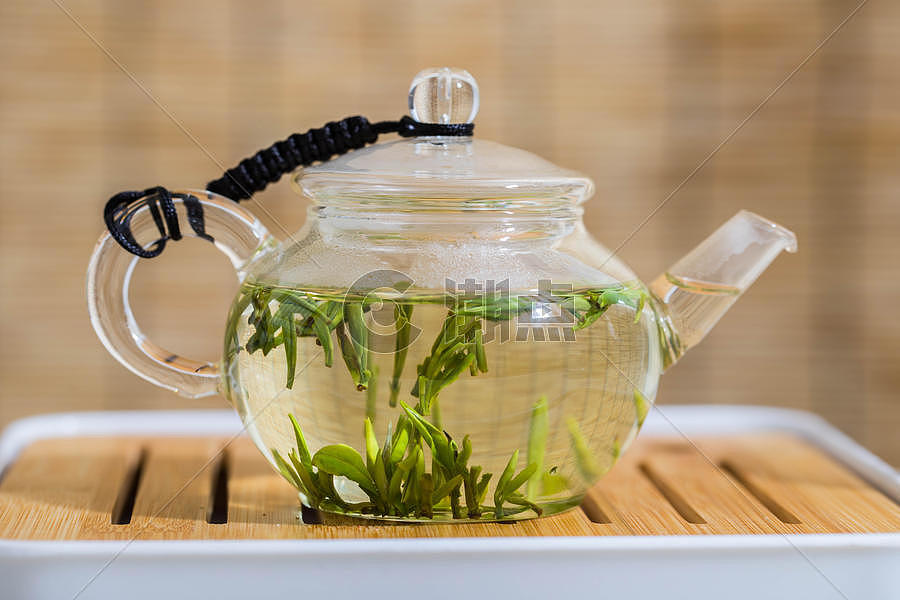 玻璃壶中漂浮的茶芽图片素材免费下载