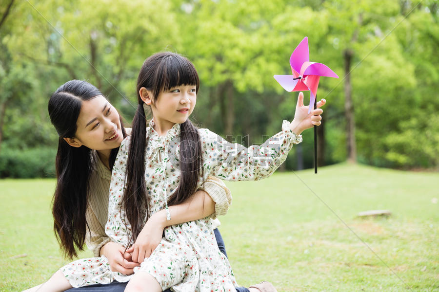 可爱母女玩风车图片素材免费下载