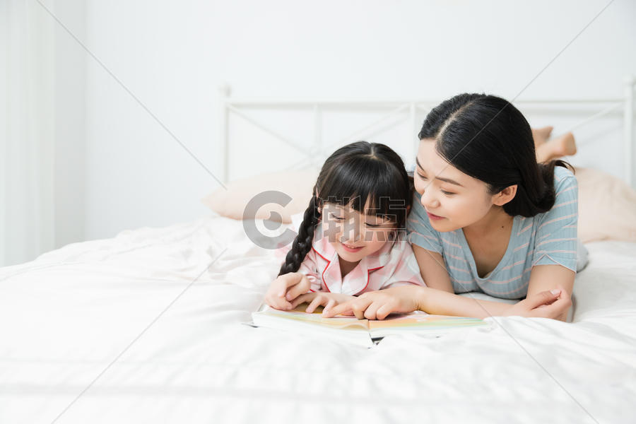 可爱母女阅读图片素材免费下载