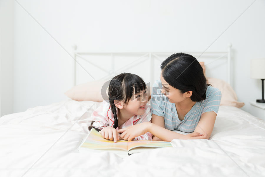 可爱母女阅读图片素材免费下载