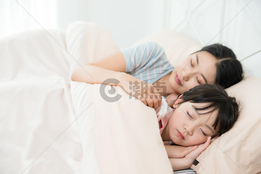 母女睡觉图片素材免费下载