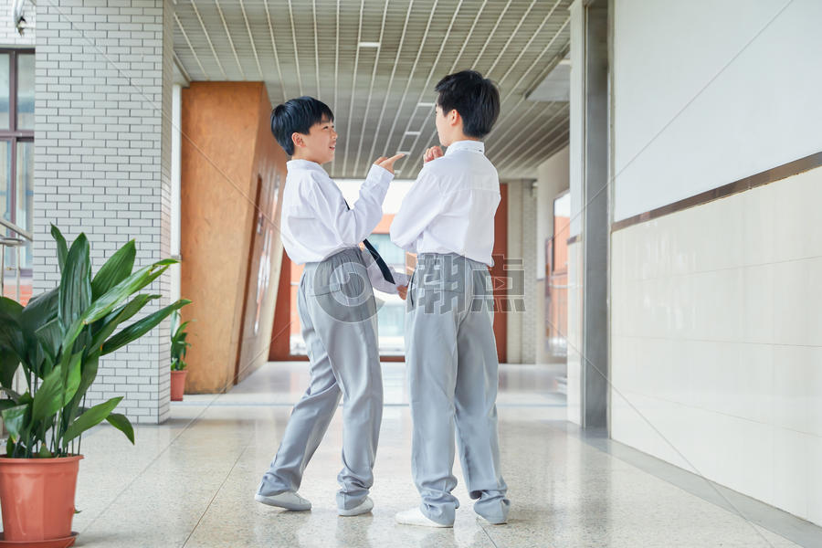小学生课间在走廊聊天摄影图6169*4112图片素材免费下载-编号984345-潮点视频