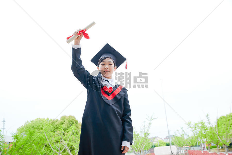 小学毕业生手举证书摄影图6720*4480图片素材免费下载-编号984374-潮点视频