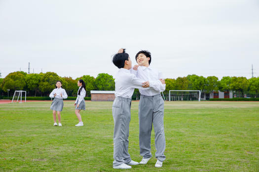 小学生打架图片素材免费下载