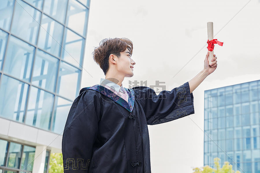 大学毕业生手拿证书摄影图6582*4388图片素材免费下载-编号984563-潮点视频