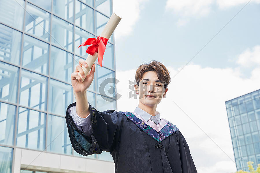 男大学毕业生手拿证书摄影图6582*4388图片素材免费下载-编号984576-潮点视频