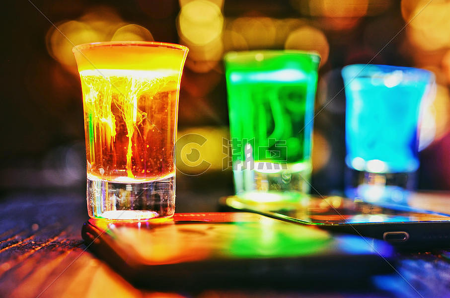 色彩缤纷的鸡尾酒图片素材免费下载