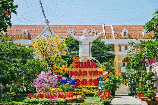 越南粉教堂后花园耶稣像图片素材免费下载